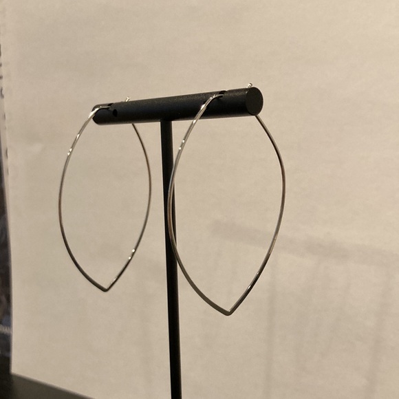 Simple teardrop hoops - Picture 3 of 3